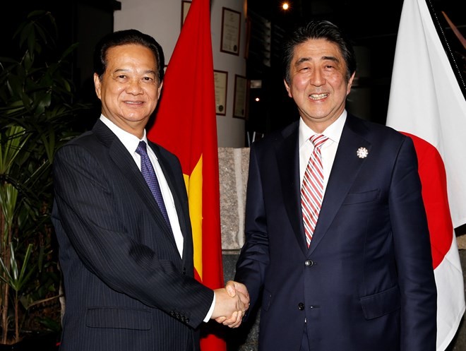 Vietnam, Japan PMs discuss cooperation ahead of ASEAN Summit - ảnh 1